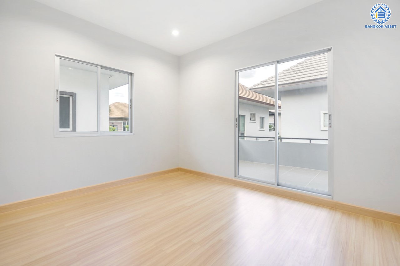 บ้านมือสองตกแต่งใหม่ ม.วิลล่าการ์เด้น3 บางกรวย-ไทรน้อย เนื้อที่ 54.2 ตร.ว. ฟังก์ชัน 4 ห้องนอน 3 ห้องน้ำ จอดรถได้ 2 คัน บรรยากาศเป็นส่วนตัว บนทำเลศักยภาพ ใกล้เซ็นทรัลเวสต์เกต เชื่อมต่อหลายเส้นทาง ถ.รัตนาธิเบศร์, ถ.กาญจนาภิเษก และราชพฤกษ์ และรถไฟฟ้า "สถานีบางพลู"...